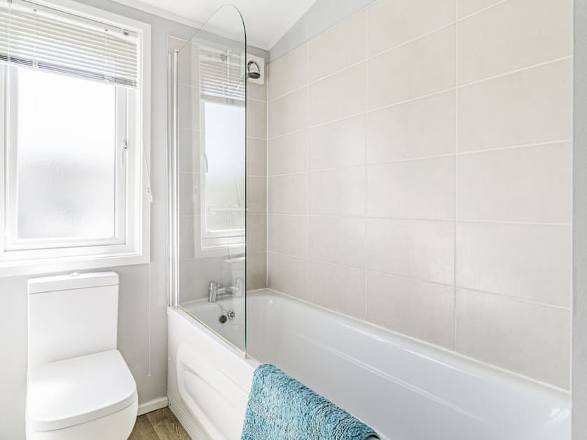 Bathroom | Carnoustie Lodge, Tydd St Giles