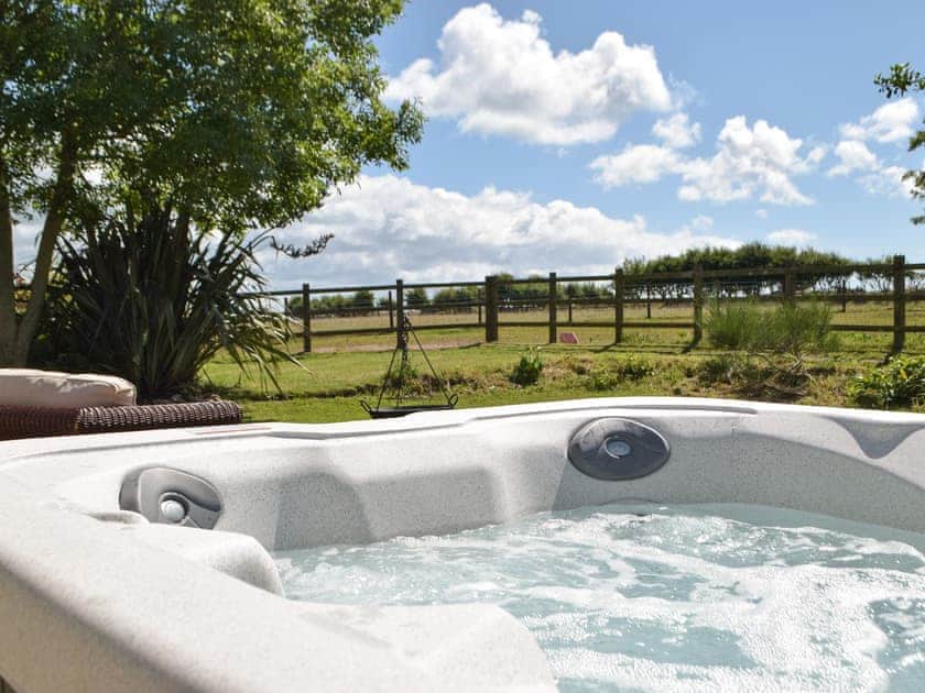 Hot tub | Hafan Fach Cottage, Stackpole