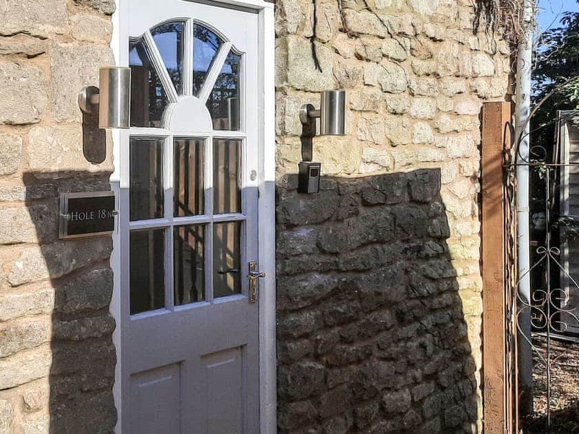Exterior | Apartment Hole 18 3/4, Stroud