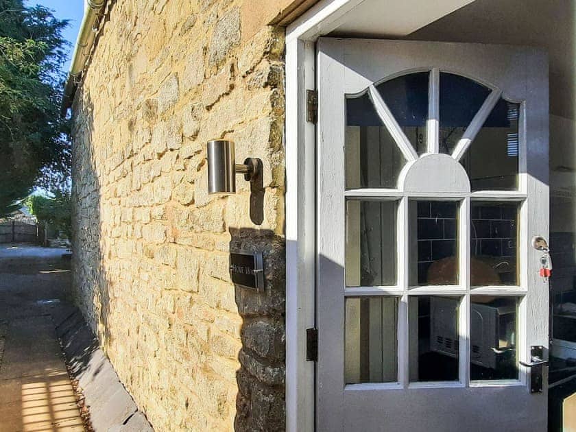 Exterior | Apartment Hole 18 3/4, Stroud
