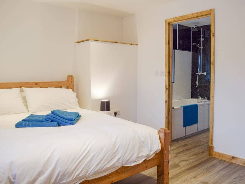 Double bedroom | Llety’r Saer - Y Gadlas, Penybontfawr, near Llanfyllin