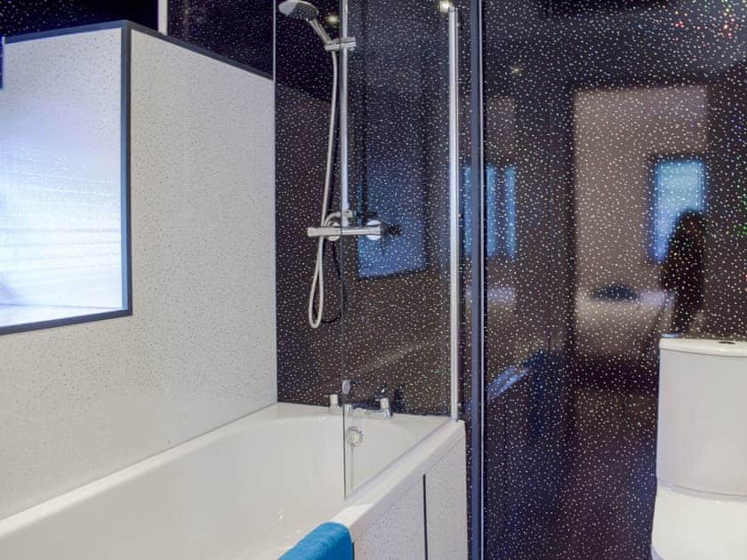 En-suite | Llety’r Saer - Y Gadlas, Penybontfawr, near Llanfyllin