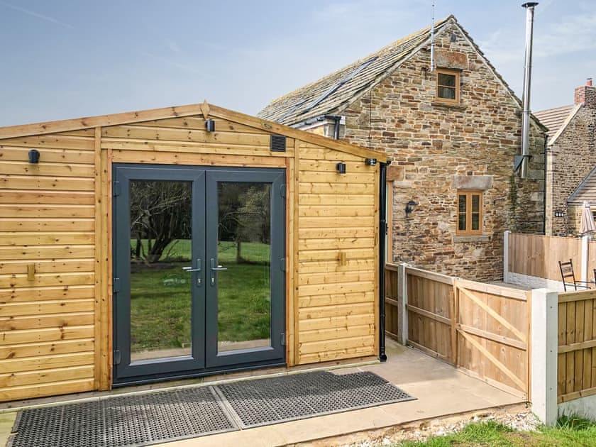 Hot tub enclosure | Tawny Owl Barn - Green Farm Holiday Cottages, Cutthorpe, near Chesterfield