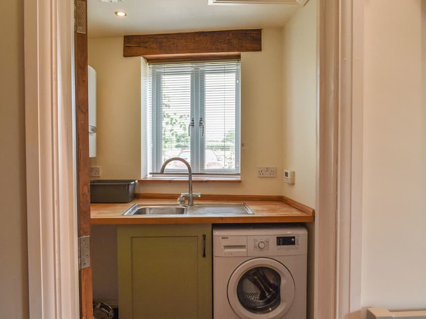 Utility room | The Old Paybarn - Park Farm Barns, Snettisham