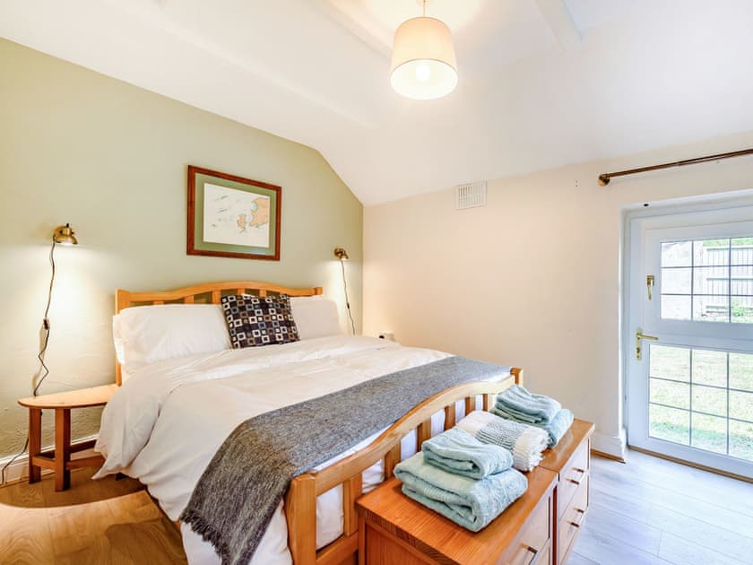 Double bedroom | Studio Cottage, Treffynnon