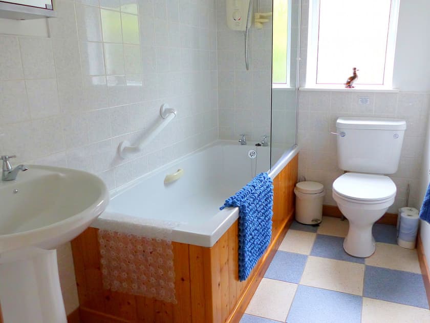 Bathroom | Bo Nan Taigh Cottage, Aberfoyle