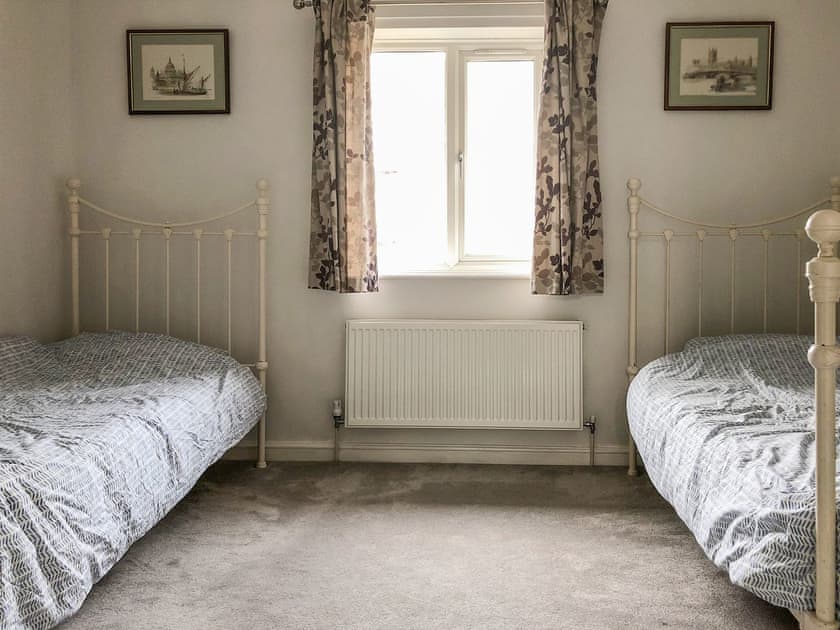 Twin bedroom | River Lodge, Canary Wharf, Greenwich