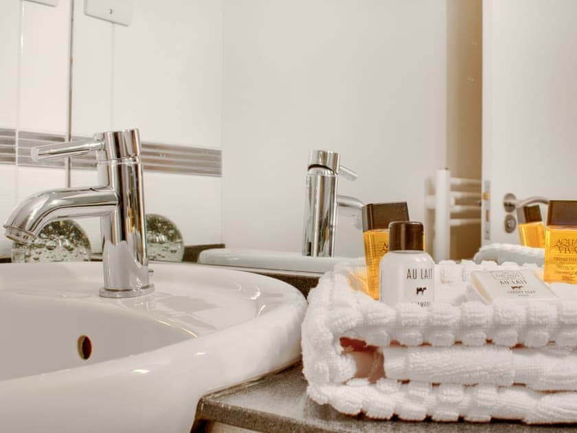 Bathroom | Crown Apartments 102 - Crown Apartments, Newcastle upon Tyne