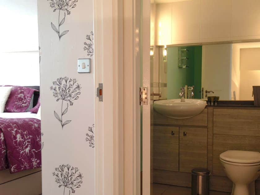 En-suite | Crown Apartments 104 - Crown Apartments, Newcastle upon Tyne