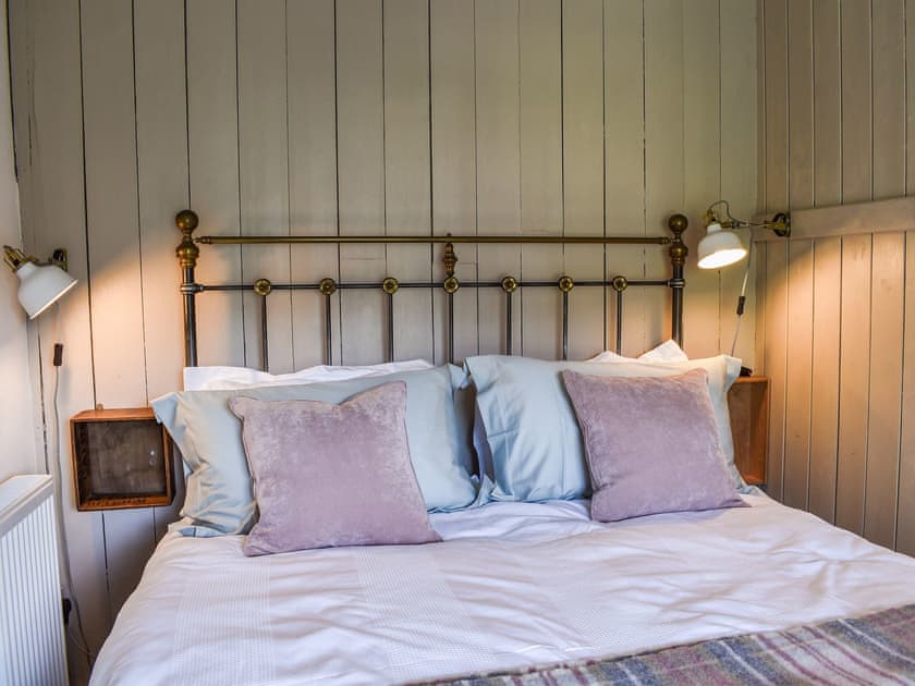 Double bedroom | Sunnyside Cottage, Tremadog, near Porthmadog