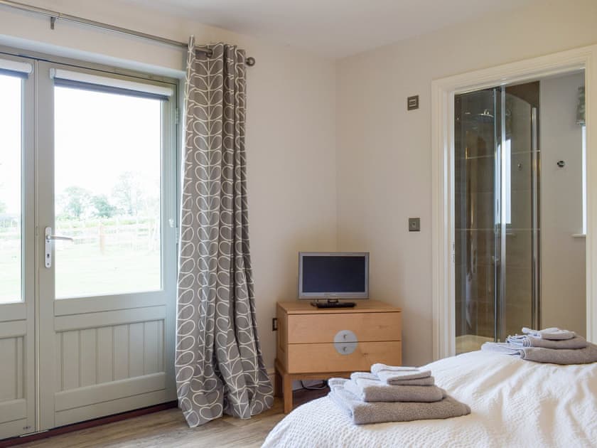 Relaxing en-suite double bedroom | Lovells Barn, Welland, near Malvern