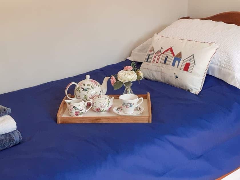 Cosy single bedroom   | Meadow Barn, East Burton, near Wool
