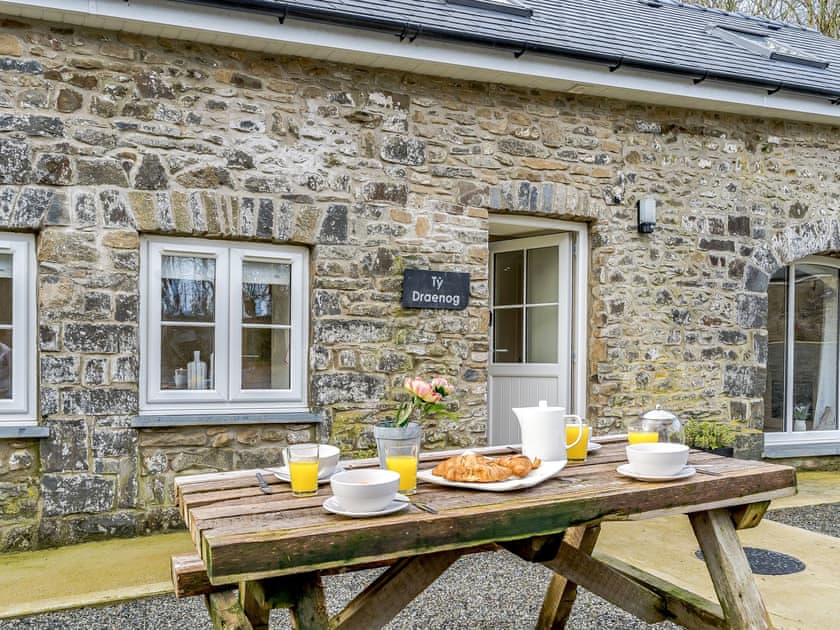 Outdoor eating area | Ty Draenog - Llwynwermod Cottages, Maen-y-groes, near New Quay