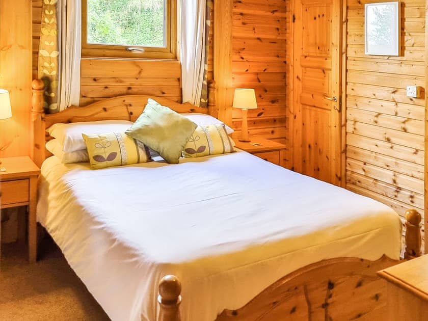 Main bedroom - king size bed | Sunnybank Lodge, Llanfynydd