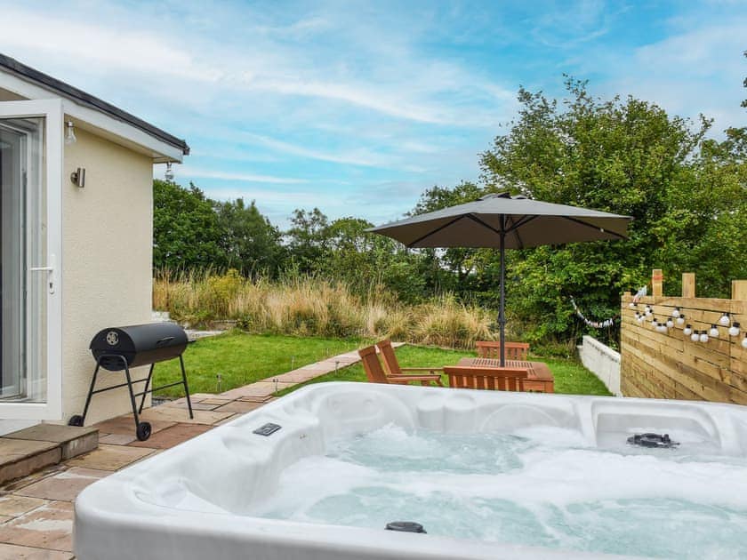 Hot tub | Highfield Bungalow, Twyn