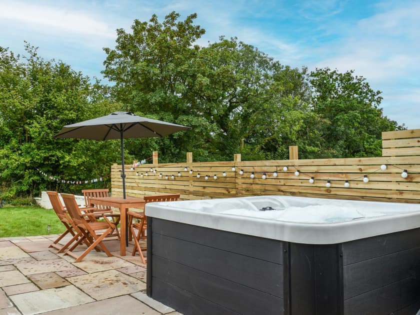 Hot tub | Highfield Bungalow, Twyn