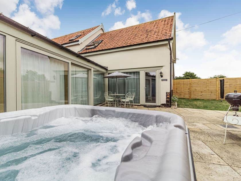 Hot tub | Woodcrest Barn Cottage - Roydon Retreats, Roydon, near Diss