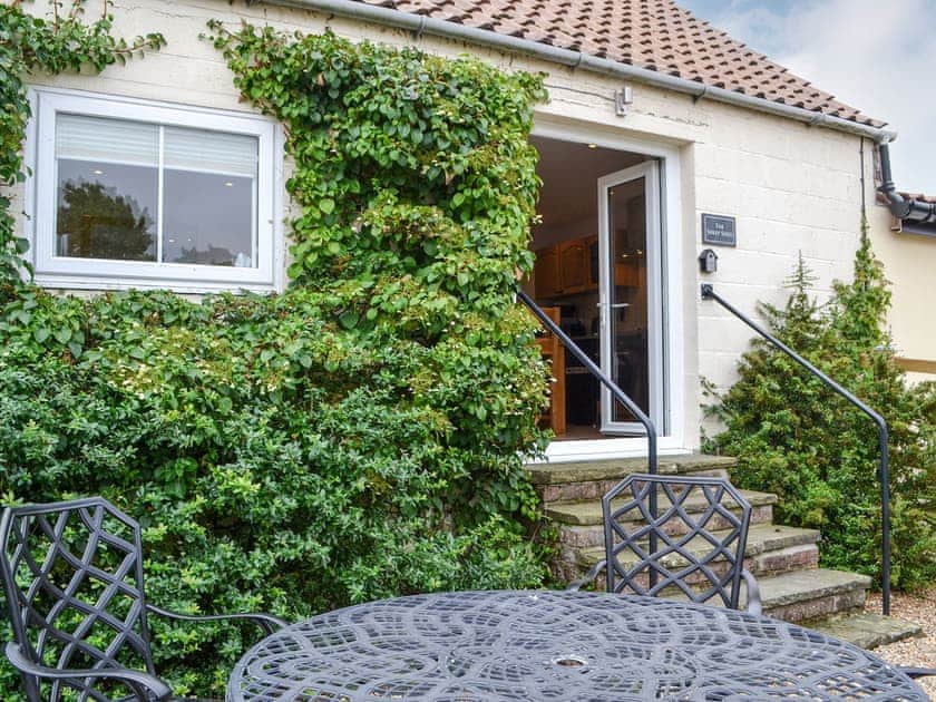 Sitting-out-area | The Sheep Shed - East Yorkshire Cottages, Bridlington