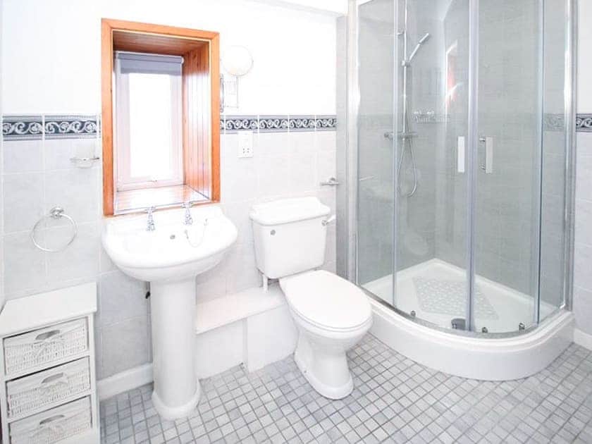 En-suite | Zig Zag Cottage, Llanllyfni