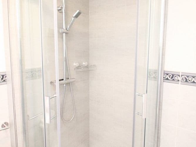 En-suite | Zig Zag Cottage, Llanllyfni
