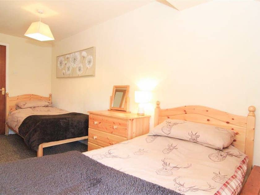 Twin bedroom | Zig Zag Cottage, Llanllyfni