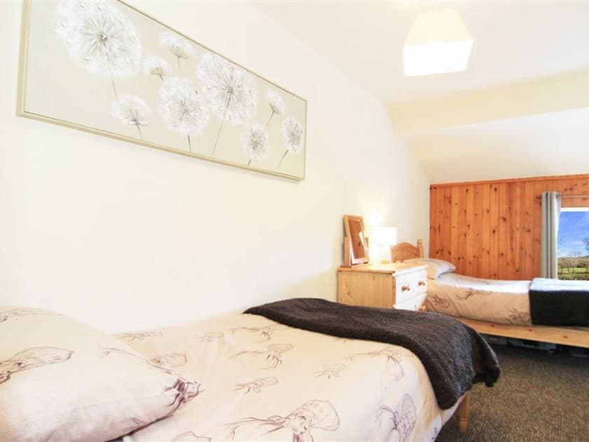 Twin bedroom | Zig Zag Cottage, Llanllyfni