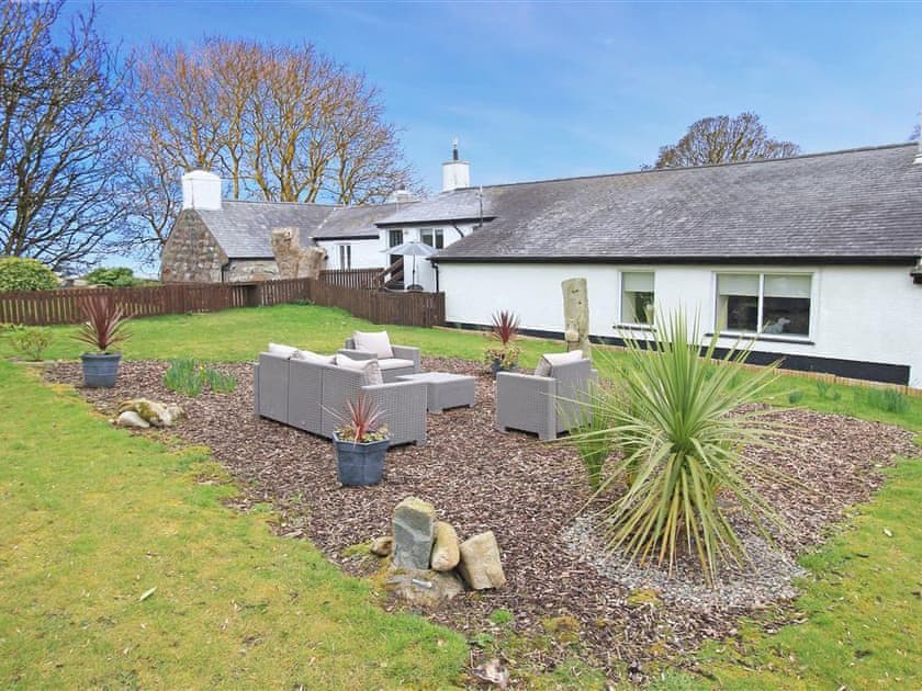 Shared Garden  | Zig Zag Cottage, Llanllyfni