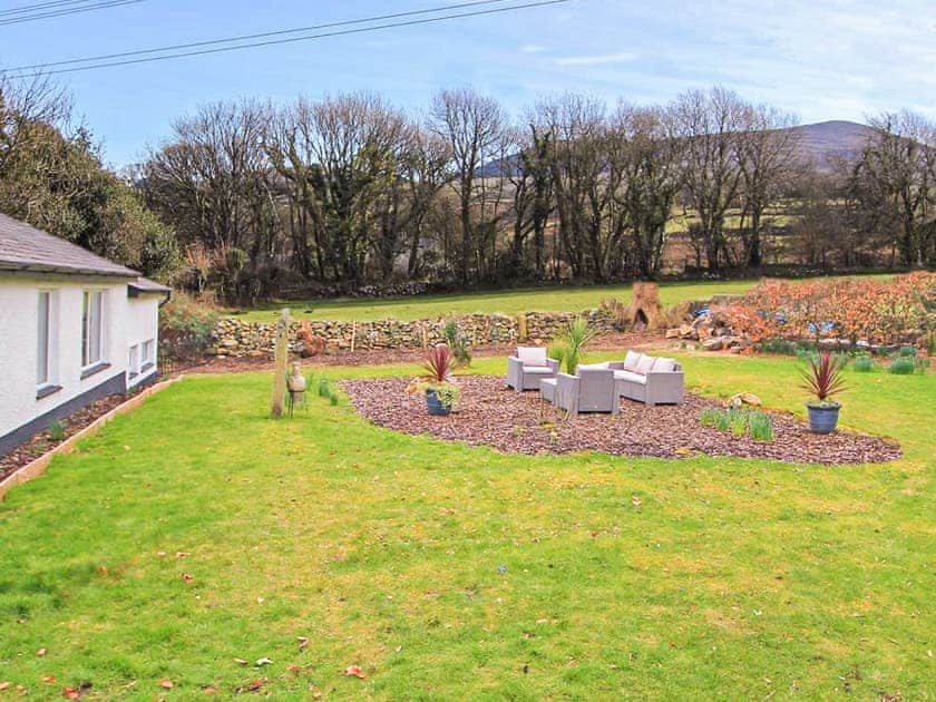 Shared Back Garden with 1 other cottage | Dowlais, Llanllyfni, near Caernarfon