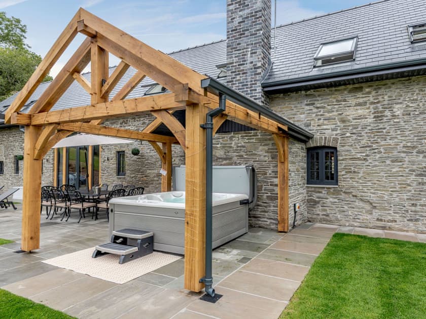 Hot tub | Penshenkin Barn, New Radnor, near Presteigne