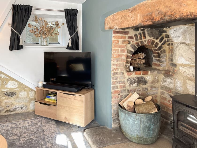 Living room/dining room | Winkle Cottage, Calbourne