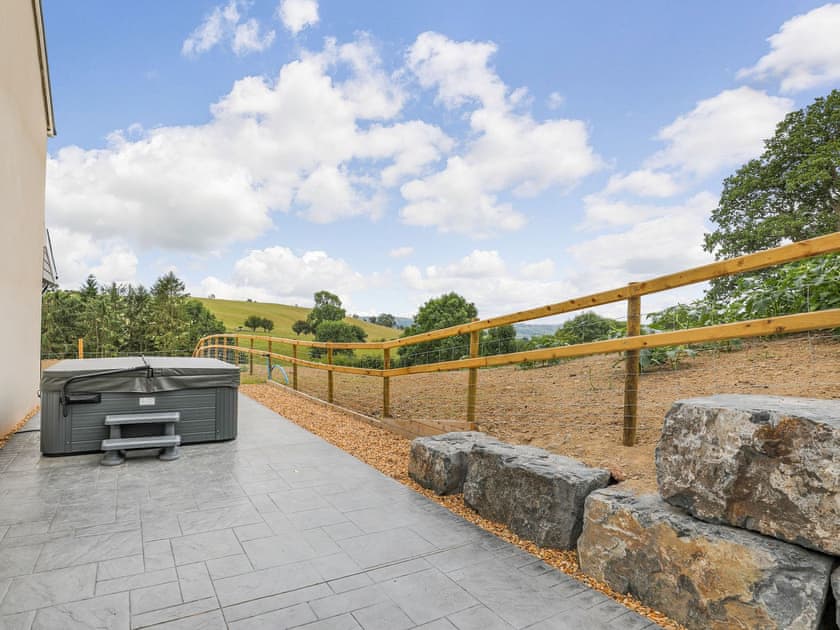 Hot tub | Upper Bryn Y Groes, Meifod