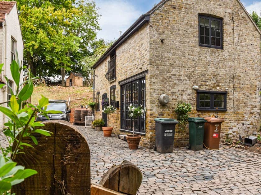 Exterior | The Barn, Sarrett, near Rickmansworth