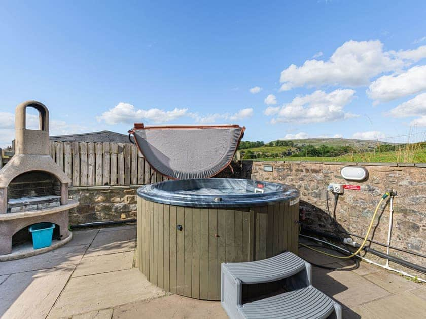 Hot tub & Stone BBQ  | Highfield House, Ingleton