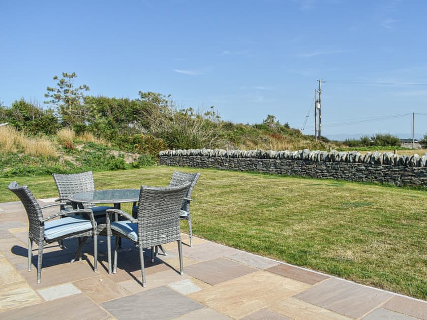 Outdoor area | Ty Clud, Trearddur Bay