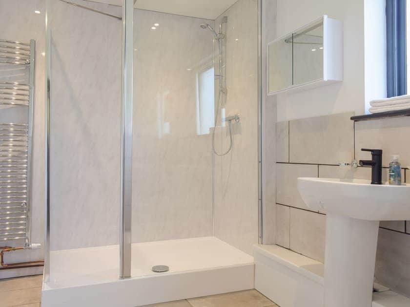 Ground floor shower room | Hill View Lodge - Mill Farm Holiday Cottages, Heyope, near Knighton