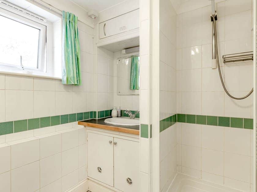 Small ensuite bathroom with shower | Studio Sea Urchin, Carbis Bay, near St Ives