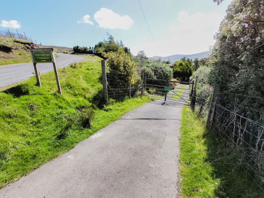 Entrance driveway  | Gàrradh an Fhàsaich, Glendale