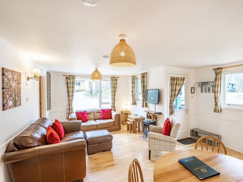 Living room/dining room | Heather Lodge 4 - Kiltarlity Lodges, Beauly