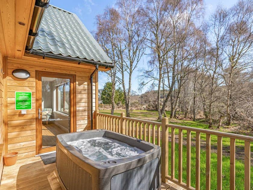 Hot tub | Thistle Lodge 18 - Kiltarlity Lodges, Beauly