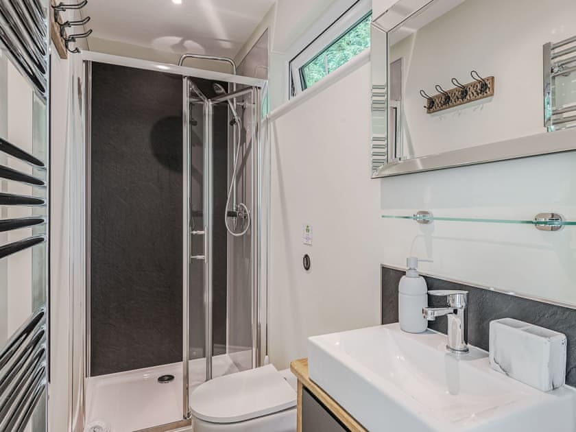 Shower room | English Oak - Woodland Cottages, Halstead
