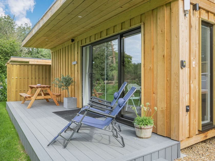 Sitting-out-area | English Oak - Woodland Cottages, Halstead