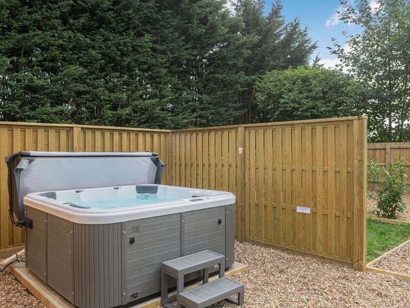 Hot tub | English Oak - Woodland Cottages, Halstead