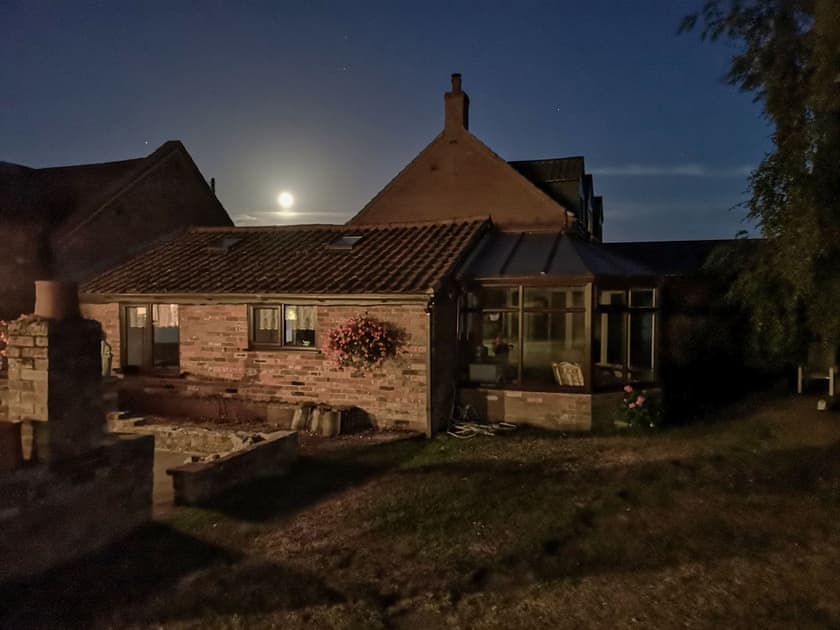 Moon over the View | Elm Barn View - Elm Barn, Freethorpe