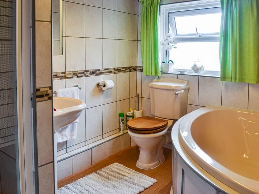 Bathroom | Queensland Cottage, Saint Margaret’s at Cliffe