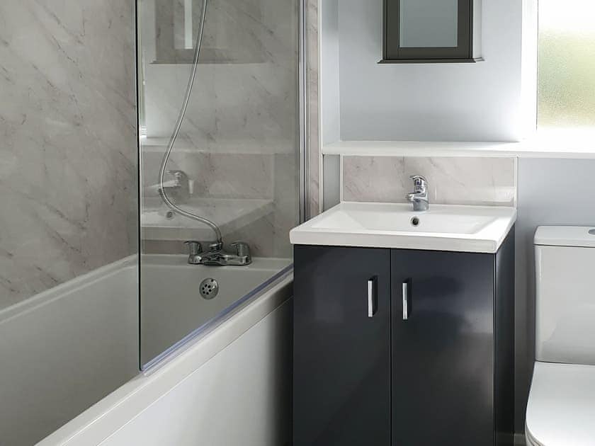 Bathroom | Fern Lodge, Kingfisher Lodge, Rose Lodge - Springfield Meadows, Halwill Junction, near Beaworthy