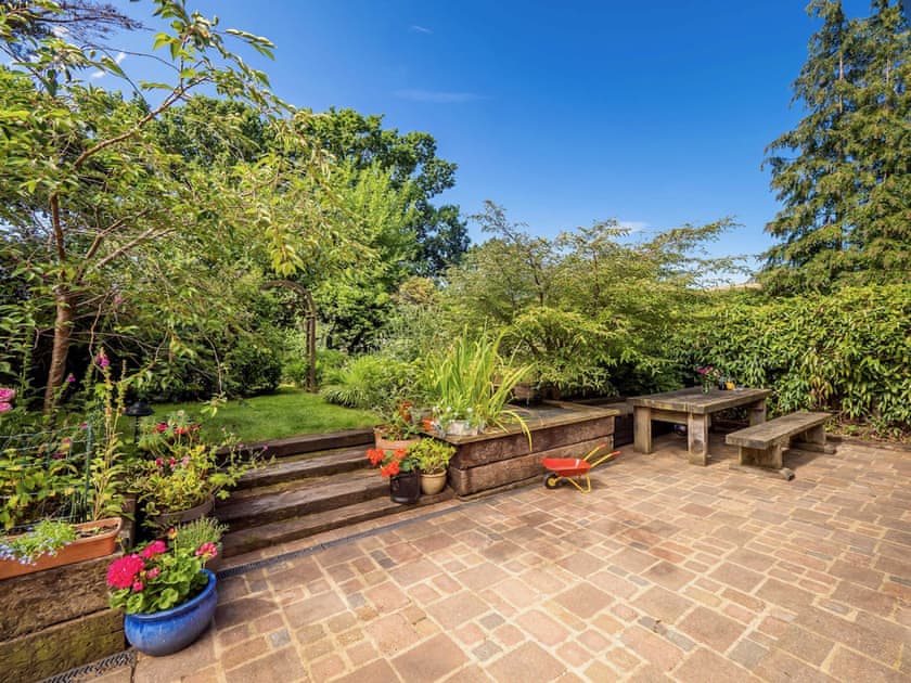 Garden with outdoor eating area and fully covered pond | The Norfolk Broads CottageFarthings, Wroxham