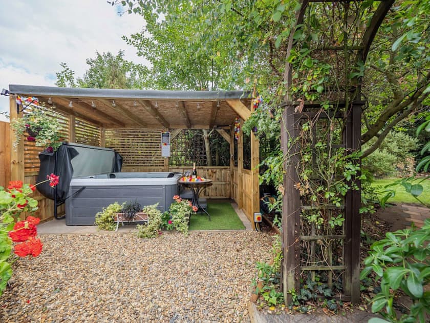 Private hot tub under weatherproof pergola | The Norfolk Broads CottageFarthings, Wroxham