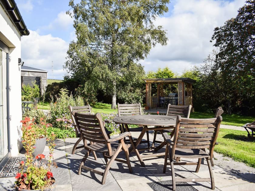 Sitting-out-area | Fieldview - Blinkbonny Cottages, Auchtermuchty