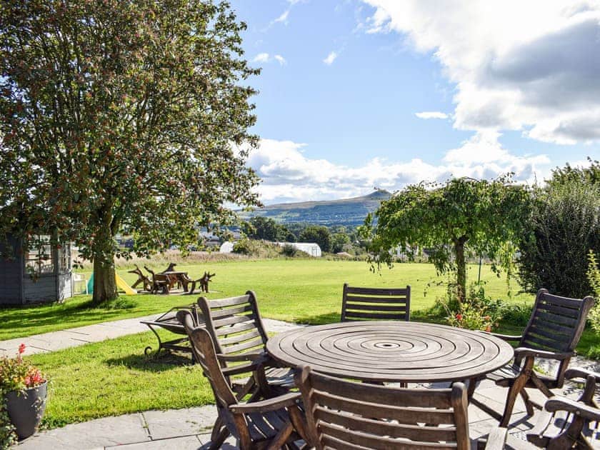 Sitting-out-area | Fieldview - Blinkbonny Cottages, Auchtermuchty