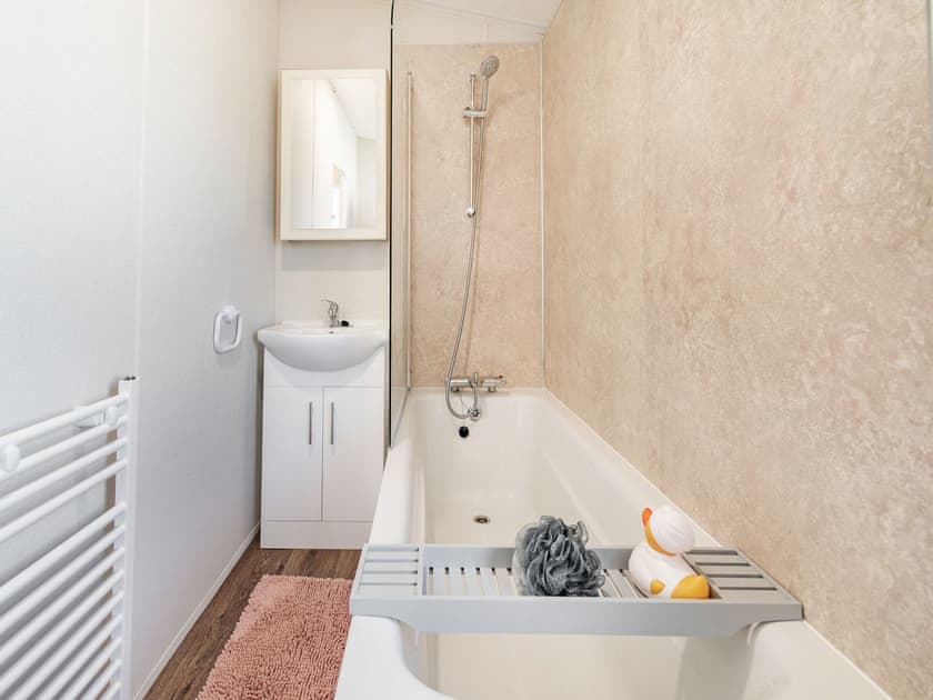 Bathroom | Red Wood Lodge - Lady Edith’s Duo, Scarborough